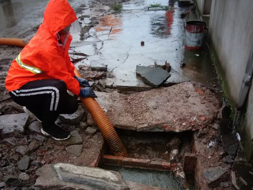 高台专业清理污水池 炜誉市政以规范流程守护城市 “肠道”