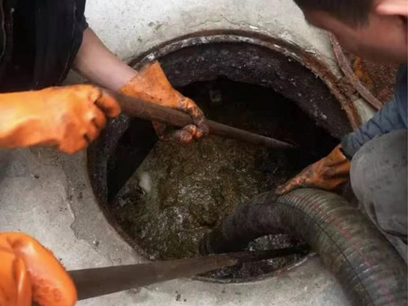 高台清理化粪池时如何避免沼气的危害？